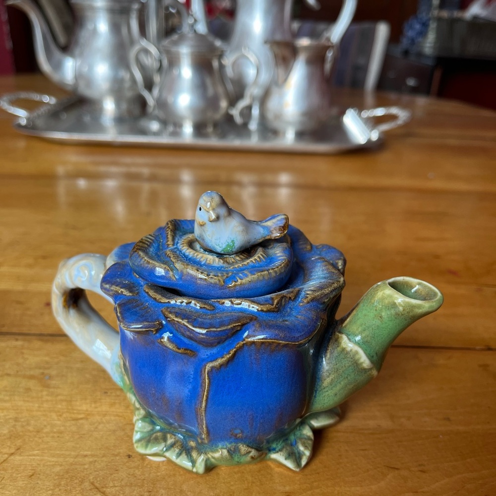 2 piece set: 1 blue teacup + 1 blue teapot.
Small size